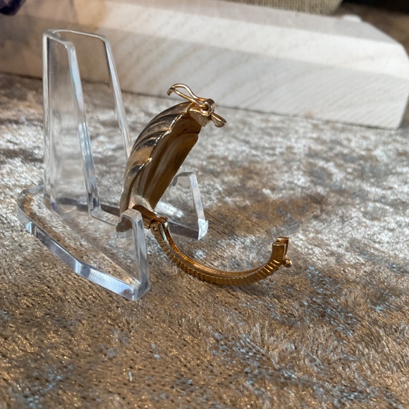 Vintage Gold Clam Shell Scarf or Bead Strand Clip - Picture 5 of 5